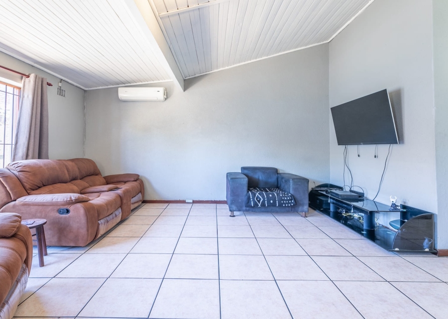 4 Bedroom Property for Sale in Windsor Park Western Cape